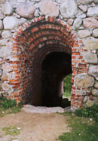 Фрагмент недавно сложенной заново стены замка