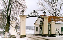 Милые въездные ворота в парковый комплекс замка